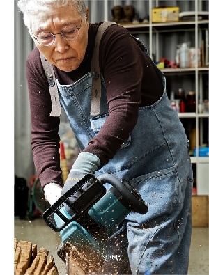 김윤신 전기톱을 든 여인